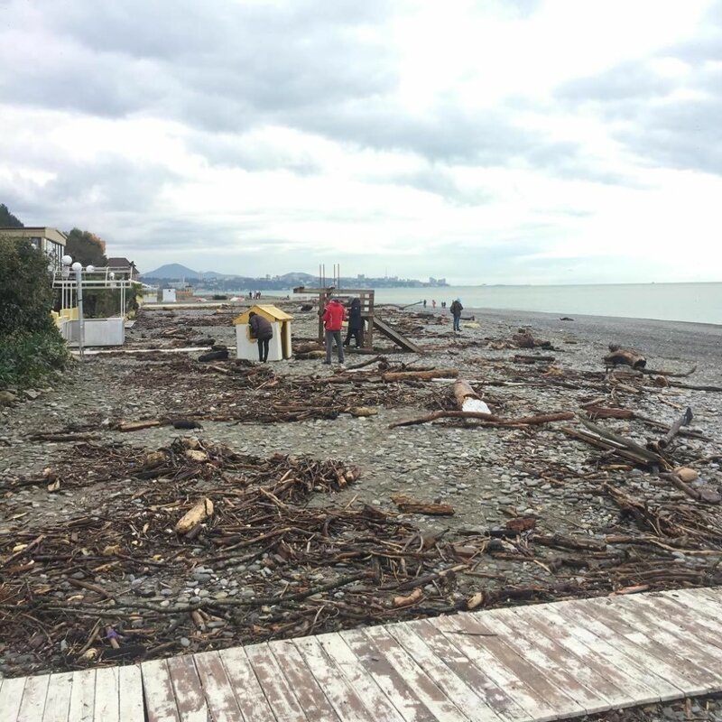 Из-за сильного шторма Черное море вышло из берегов и разрушило набережную в Сочи