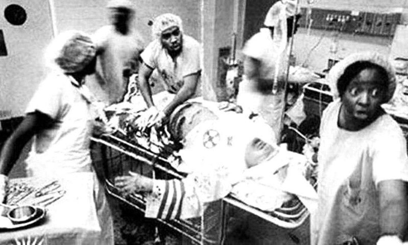 Чернокожие медики спасают жизнь раненому бойцу Ку-Клукс-Клана, который отстаивает идеи превосходства белых.