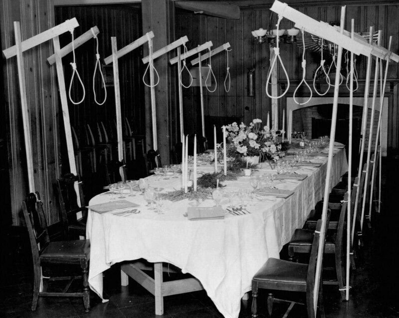 Обеденный стол обвиняемых на Нюрнбергском процессе. Германия, 1945 г.
