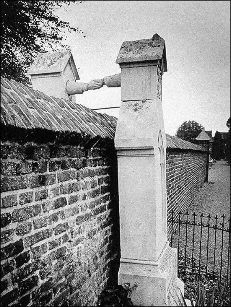 Могилы женщины-католички и ее мужа-протестанта, разделенные стеной. Голландия, 1888.