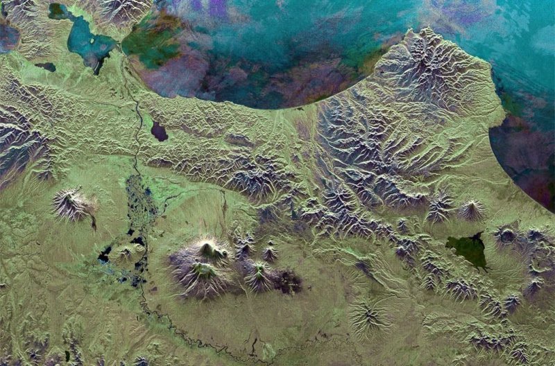 5. Восточное побережье Камчатки. В центре — Ключевская сопка, самый высокий активный вулкан в Евразии.