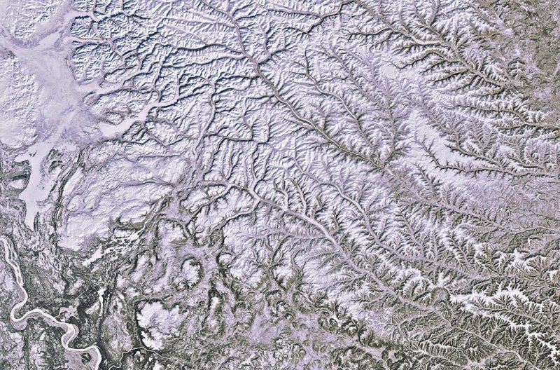 15. Зимняя Сибирь. В левом нижнем углу виден Енисей.