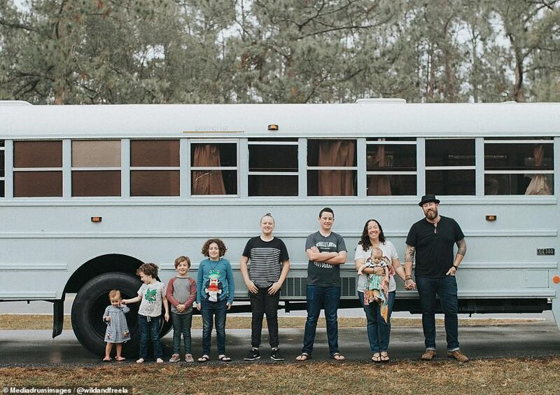 Дружная семья путешествует по Америке в старом школьном автобусе