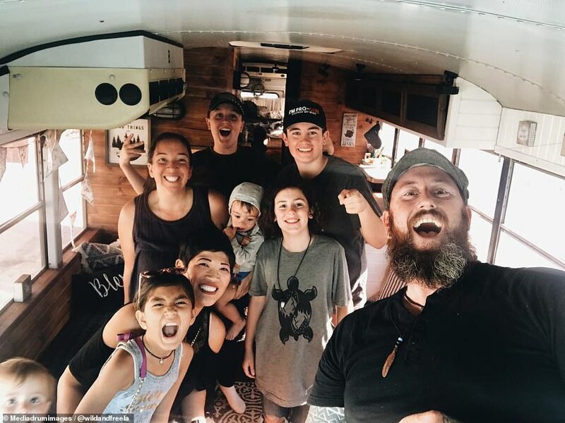 Дружная семья путешествует по Америке в старом школьном автобусе