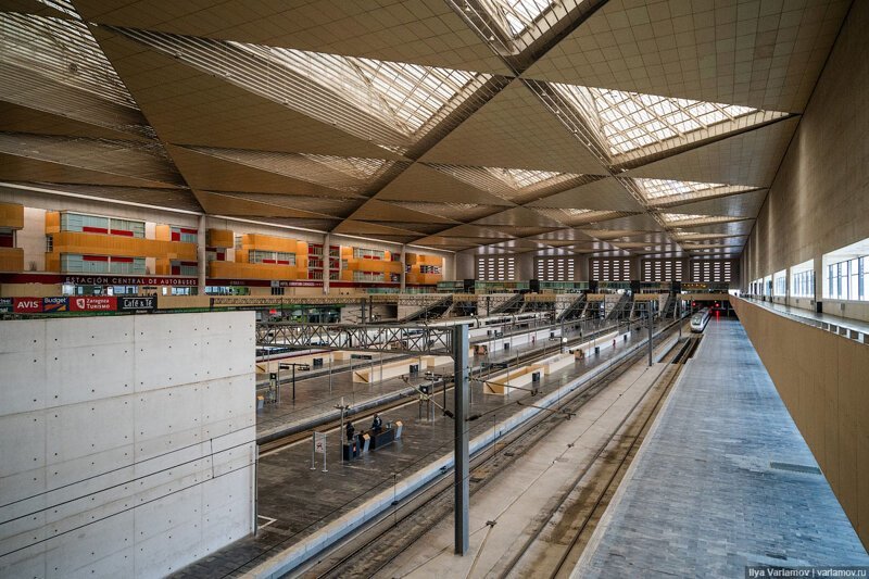 Испания: вокзалы, АЗС-киоски, "антикарманы" и самый жирный кот
