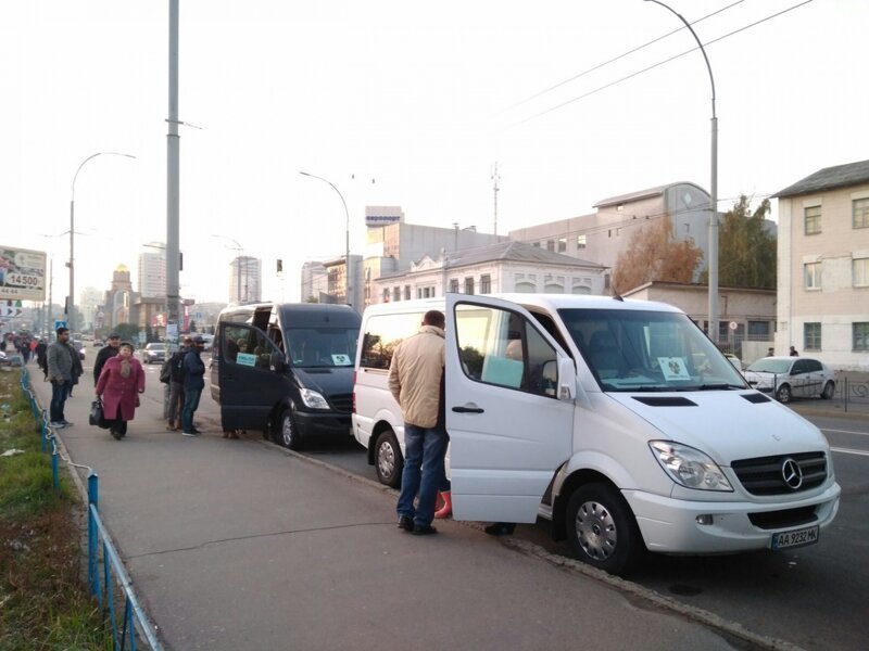 Экскурсионные автобусы отходят от вокзала в Киеве