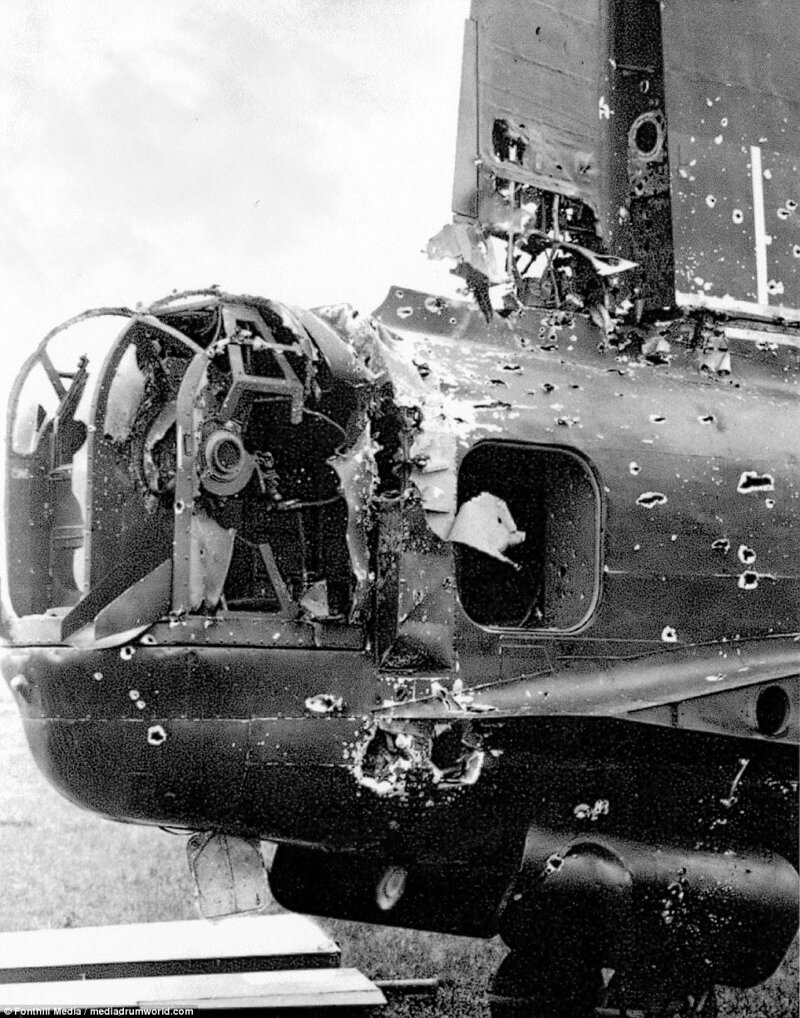 Хвостовая часть британского бомбардировщика "Стирлинг" BF517/AA:O из 75-й бомбардировочной эскадрильи, получившего повреждения в ходе ночного налёта на Дайсбург, в 30 милях к северу от цели. 26 апреля 1943 г.