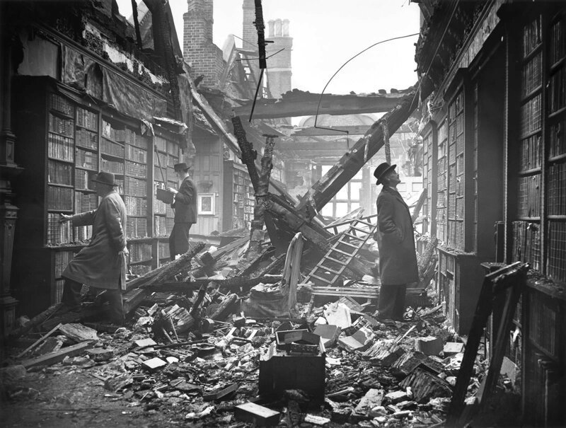 Посетители библиотеки в Голландском Доме вскоре после того, как её разбомбили зажигательными бомбами. Лондон, 23 октября 1940 г.