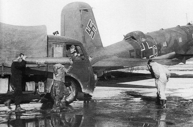 Наземный персонал обслуживает немецкий 4-хмоторный многоцелевой самолёт Fw-200