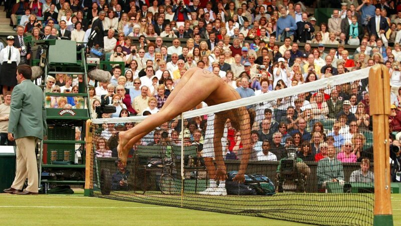 Робертс прыгает через сетку во время перерыва в мужском одиночном финале по теннису, Уимблдон, 2002 год