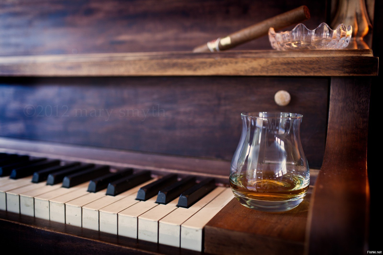 Виски на пианино