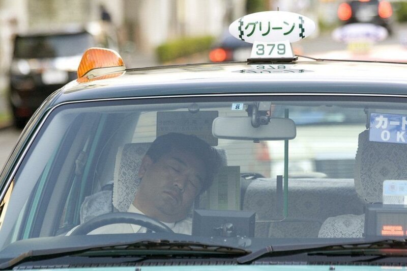 Вот почему японцам разрешают спать на работе