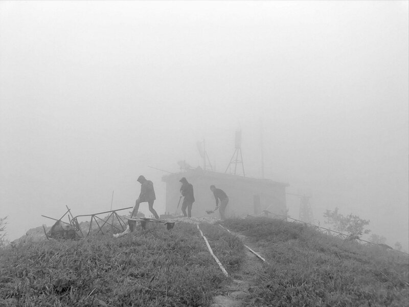 Рабочие в тумане. Фотограф: Jiahao Zhang