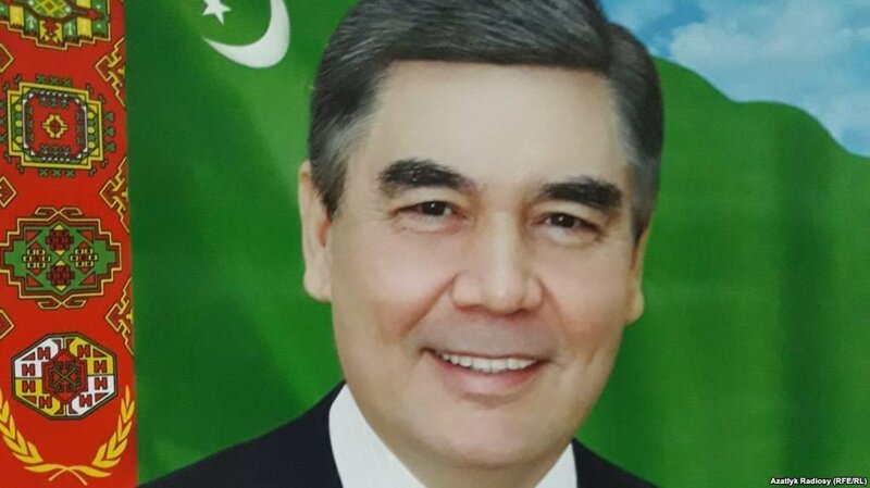 В туркменских госучреждениях срочно меняют портреты президента