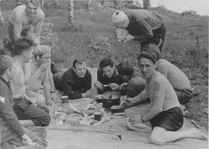 Во времена СССР мужчины часто устраивали пикники с бутербродами, шашлыками и прочими вкусностями. Кстати, на этом снимке изображен Юрий Гагарин со своими друзьями-космонавтами.