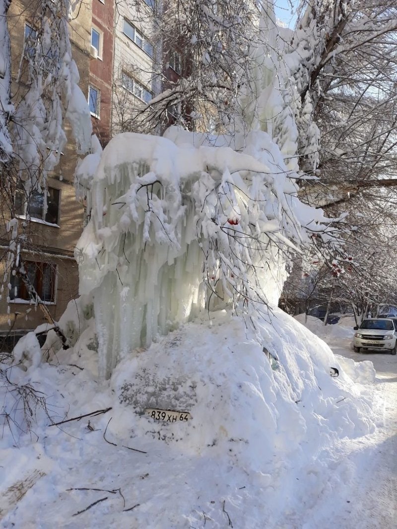Сосульки захватили Саратов: припаркованная машина превратилась в глыбу льда