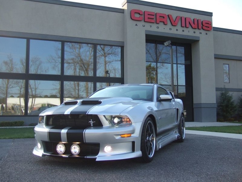 Mustang 2010-2014 в обвесе Cervinis Eleanor на фоне офиса компании