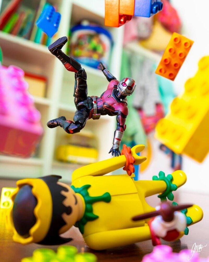 Фотограф Эди Харджо раскрывает тайную жизнь игрушечных супергероев