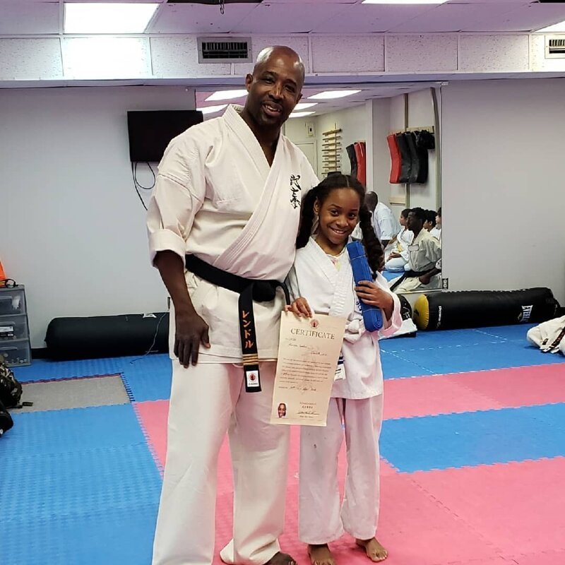 В додзе Bushiken Karate как раз закончились занятия детской секции под руководством тренера Рэнделла Ефреима