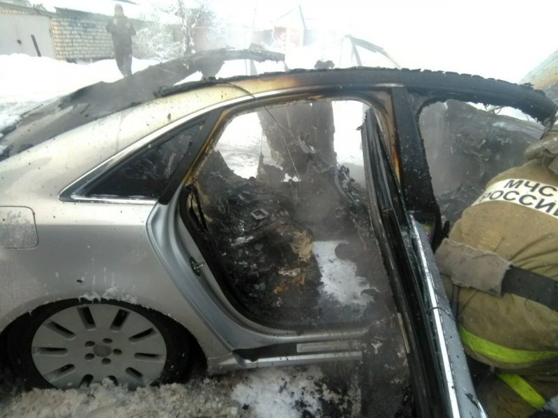 Как горит подержанный премиум: в Воронеже пьяный водитель сжег свою машину