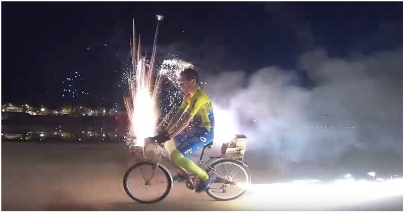 Итальянец прокатился на велосипеде со взрывающими фейерверками