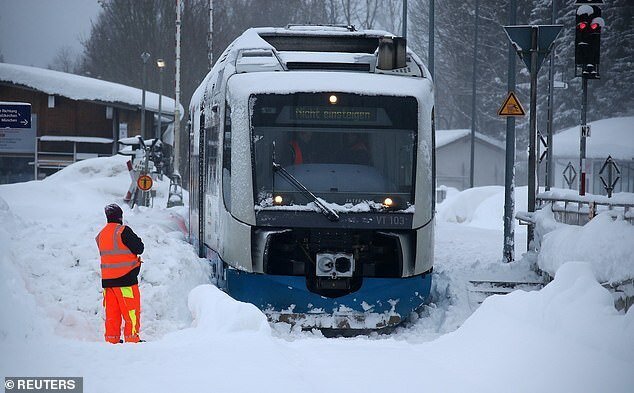 Поезд, застрявший в снегу недалеко от Мюнхена, Германия