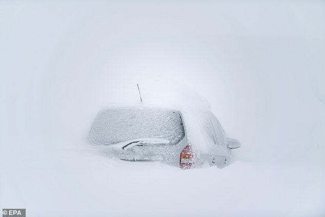 Автомобиль, застрявший в снегу на парковке в коммуне Санкт-Антон-ам-Арльберг, Австрия