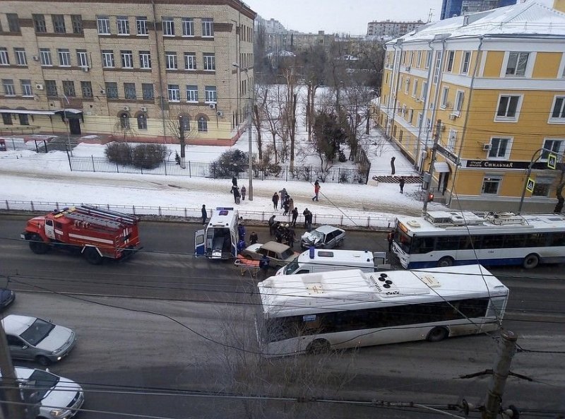 Авария дня. Лобовое столкновение с троллейбусом в Волгограде