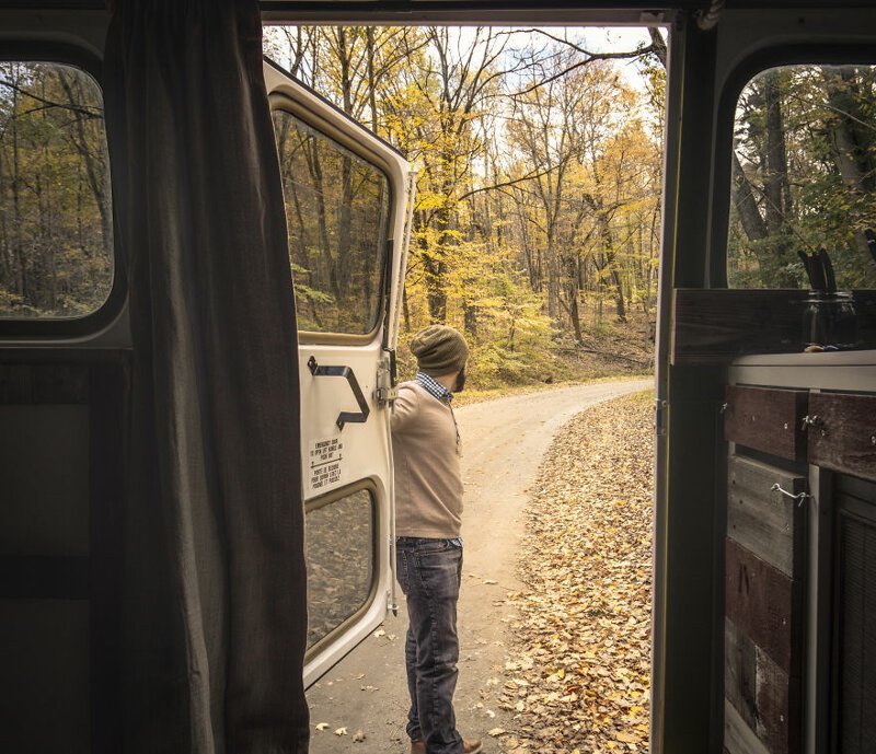 Профессиональный фотограф переделал автобус в передвижную арт-студию