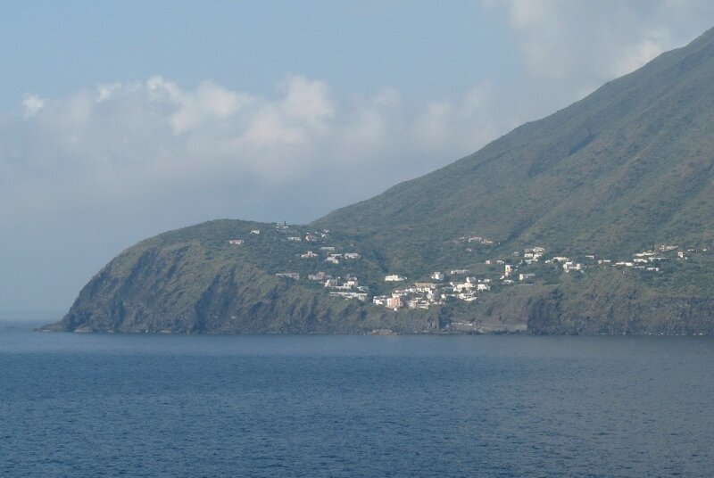 Южная Италия. Вулкан Стромболи в Тирренском море
