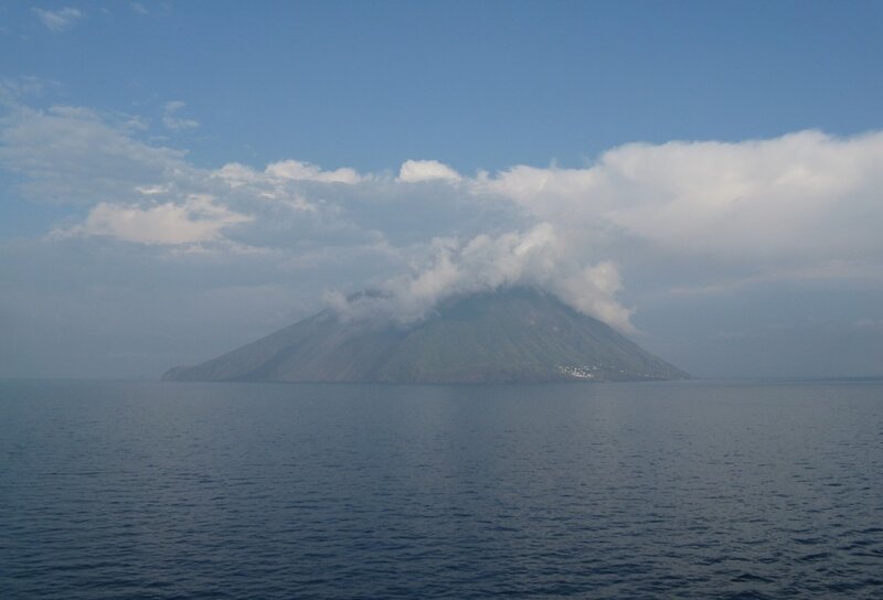 Южная Италия. Вулкан Стромболи в Тирренском море
