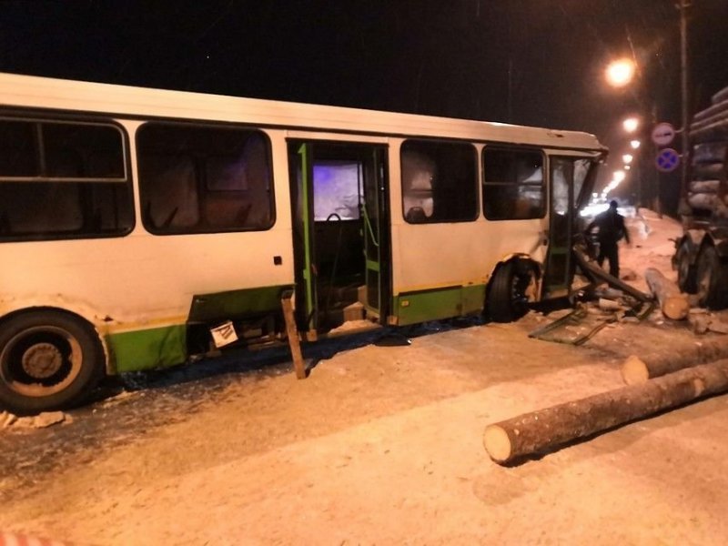 Авария дня. Столкновение автобуса и лесовоза в Коми