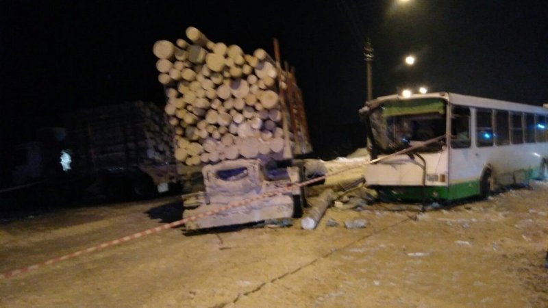 Авария дня. Столкновение автобуса и лесовоза в Коми