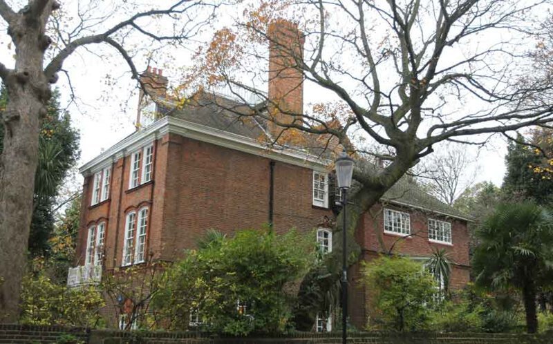 Это дом Робби Уильямса, который он приобрел в 2013 году после смерти британского режиссера Майкла Уиннера
