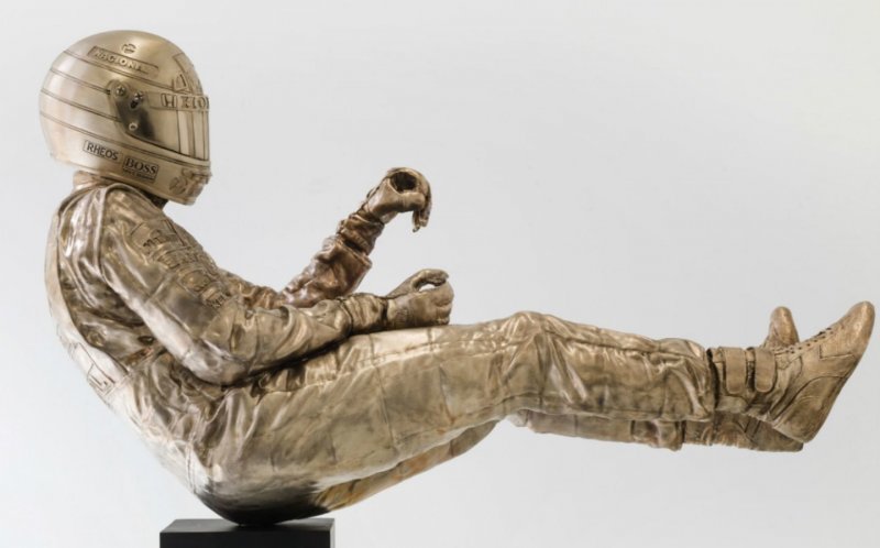 Скульптура отлита из бронзы и весит 160 килограммов, а фигура трехкратного чемпиона Формулы-1 выполнена в натуральную величину.
