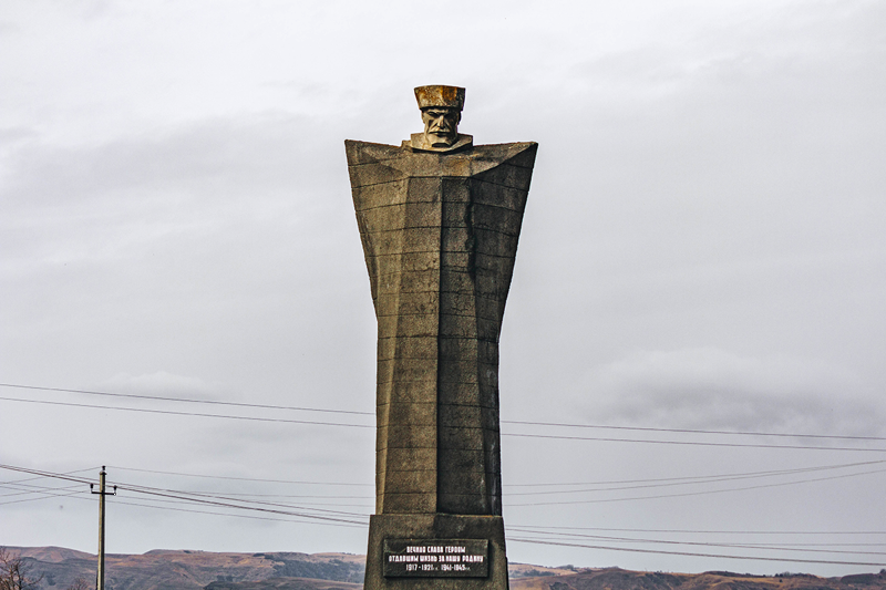 Памятник «Скорбящий горец», село Кенделен, Кабардино-Балкария