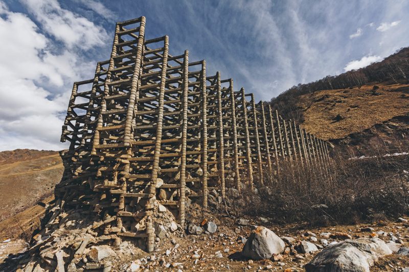 Разрушенная антиселевая дамба под городом Тырныауз, Кабардино-Балкария