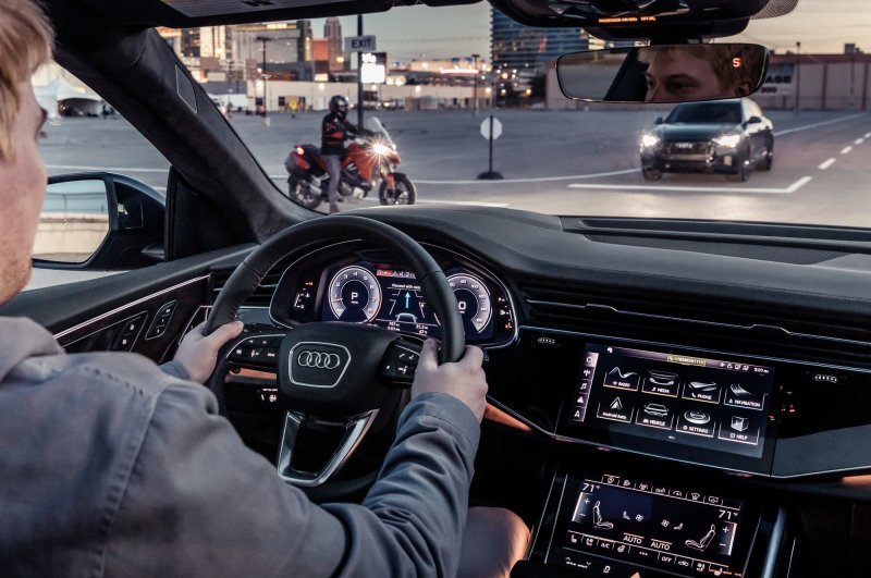 Среди разработок, показанных Audi, была и сотовая связь машины с инфраструктурой типа Cellular-V2X (C-V2X). Она позволяет водителю лучше видеть обстановку вокруг и снижает риск аварий.