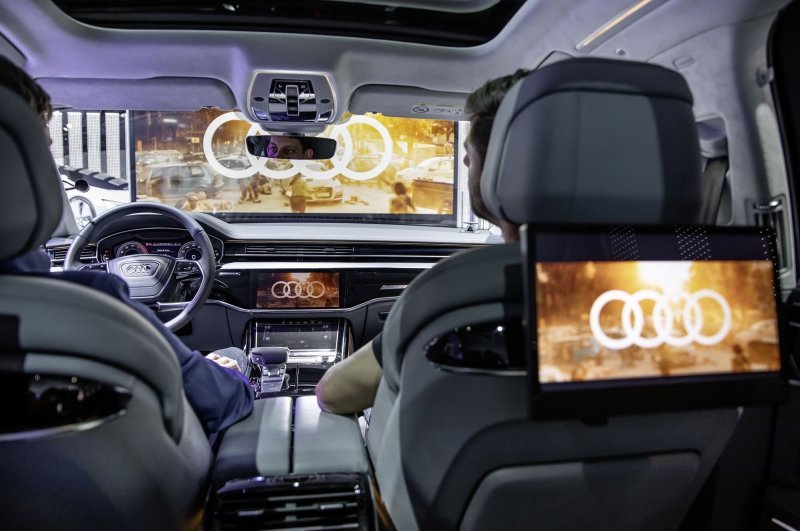 В «домашнем кинотеатре» Audi автомобиль играет роль зрительного зала. И это вовсе не значит, что люди внутри просто смотрят кино на экране впереди. Всё куда сложнее.