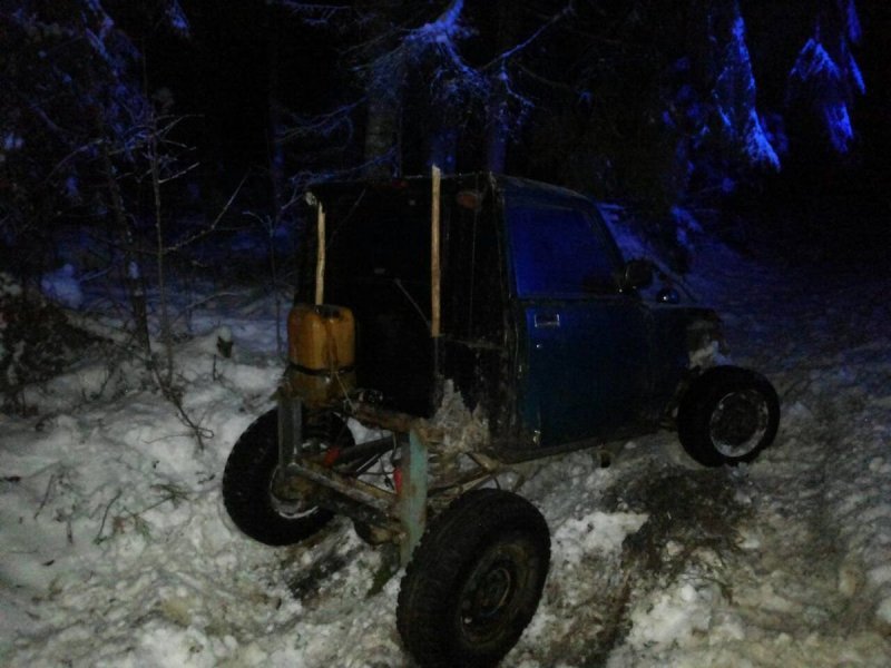 В соседнее село на дискотеку: в Беларуси двое парней на самодельной повозке попались ГАИшникам