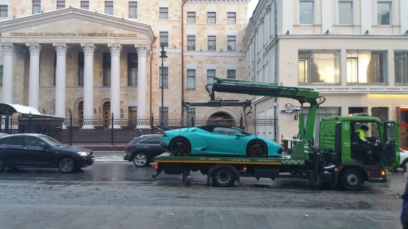 Хороший улов: в Москве эвакуировали спорткар Lamborghini