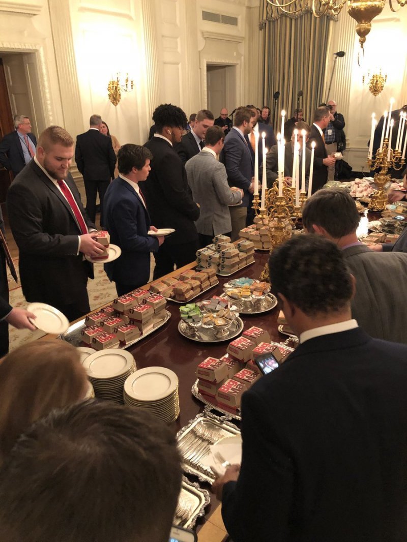 Угощение, между прочим, президент подавал за свой счет