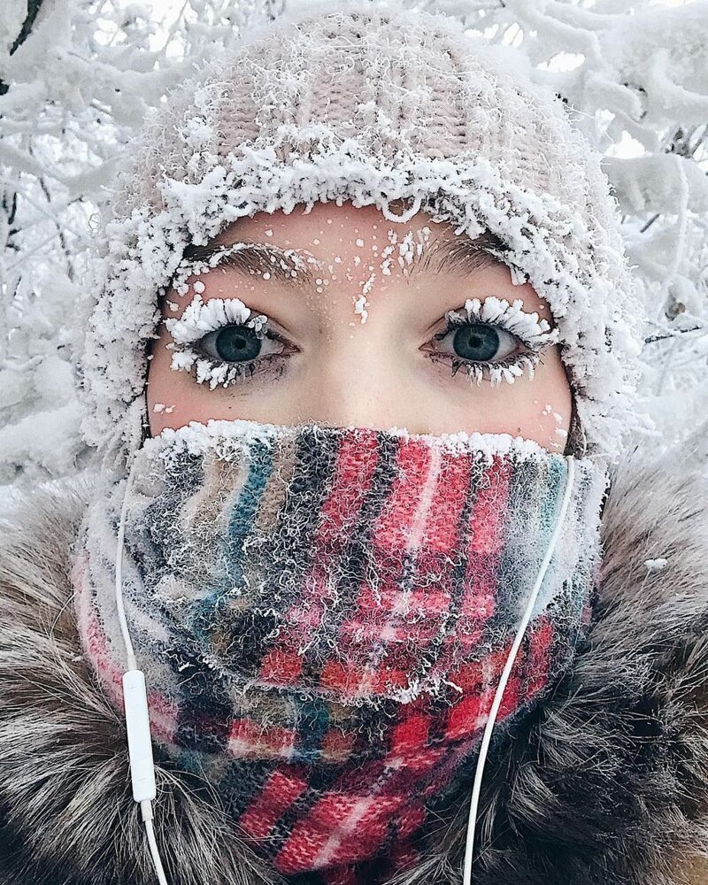 Якутянка Анастасия Груздева повторила своё знаменитое фото с заснеженными ресницами ровно через год