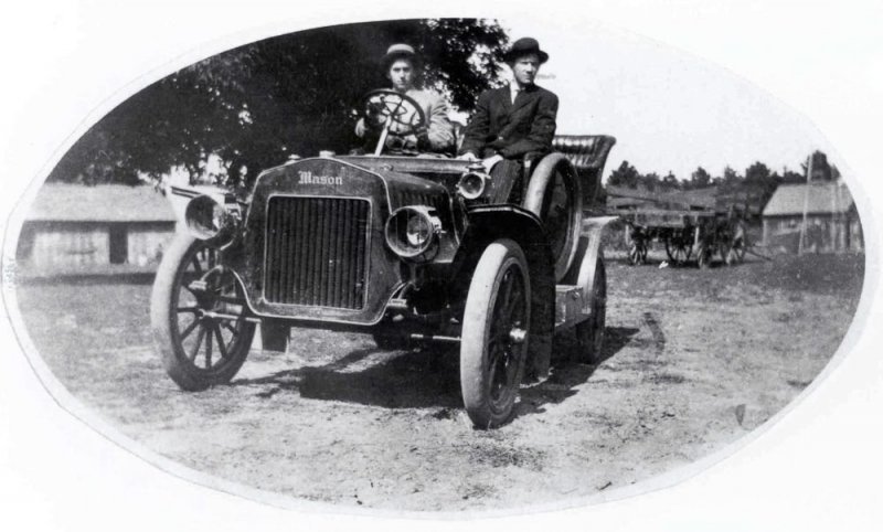 Первая машина, построенная Фредом Дюзенбергом, — 2-цилиндровый Mason 1905 года. Существует вероятность, что на снимке изображены и сами братья — Фред и Огаст