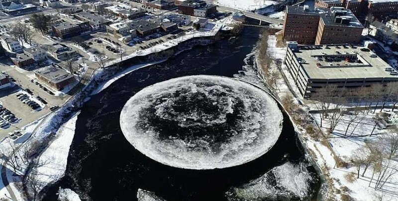 На реке в США вследствие редкого явления образовался огромный ледяной диск