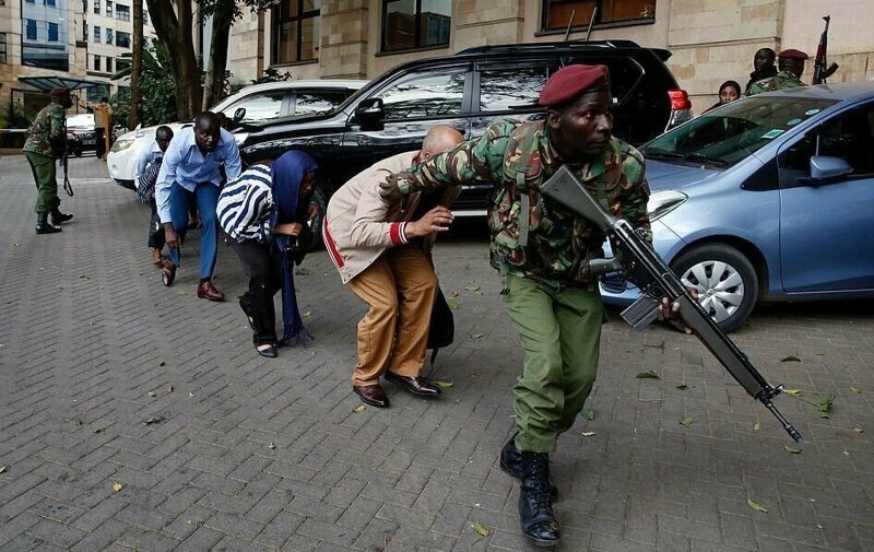 Теракт в Найроби: 15 жертв, стрельба продолжается