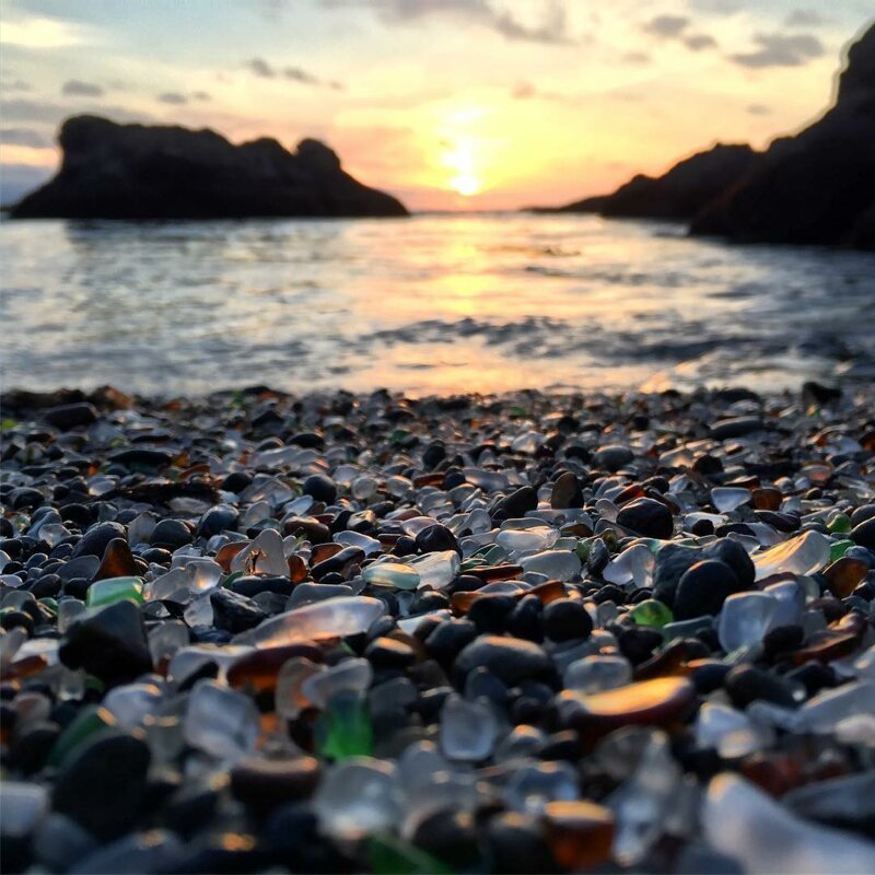 Закат на Стеклянном пляже, Калифорния. Вода долгое время шлифовала стекло, чтобы превратить его в эти гипнотические бриллианты! 