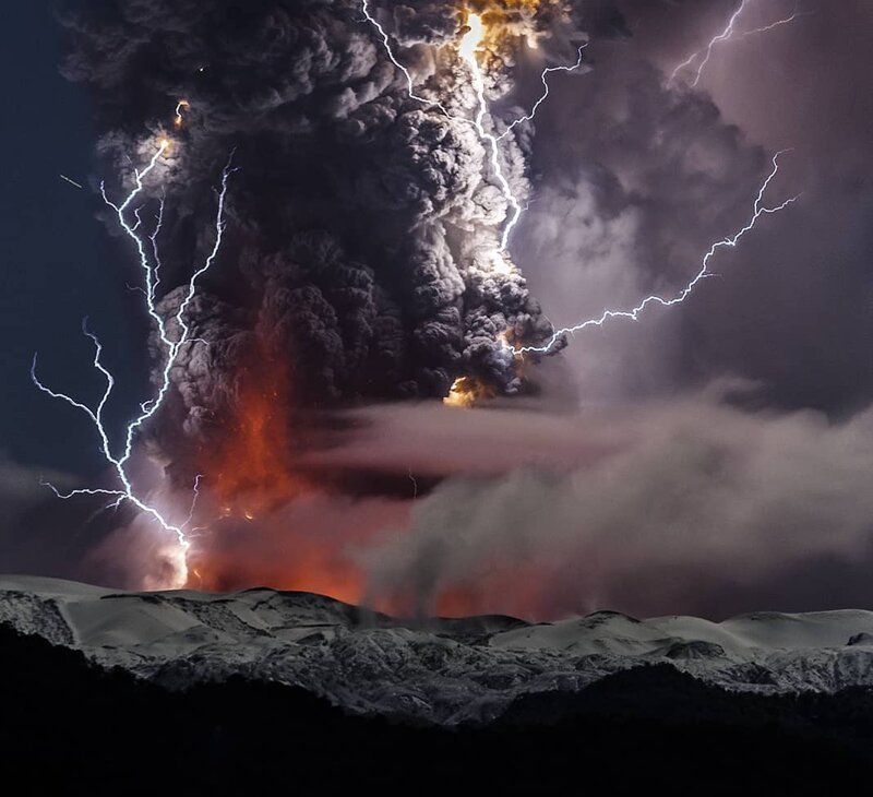 Извержение вулкана сопровождается мощной молнией. Кордон-Каулле, Чили