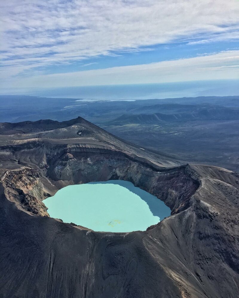 Это кислотное озеро потрясающего голубого цвета образовалось в вулканическом кратере, Камчатка, Россия 