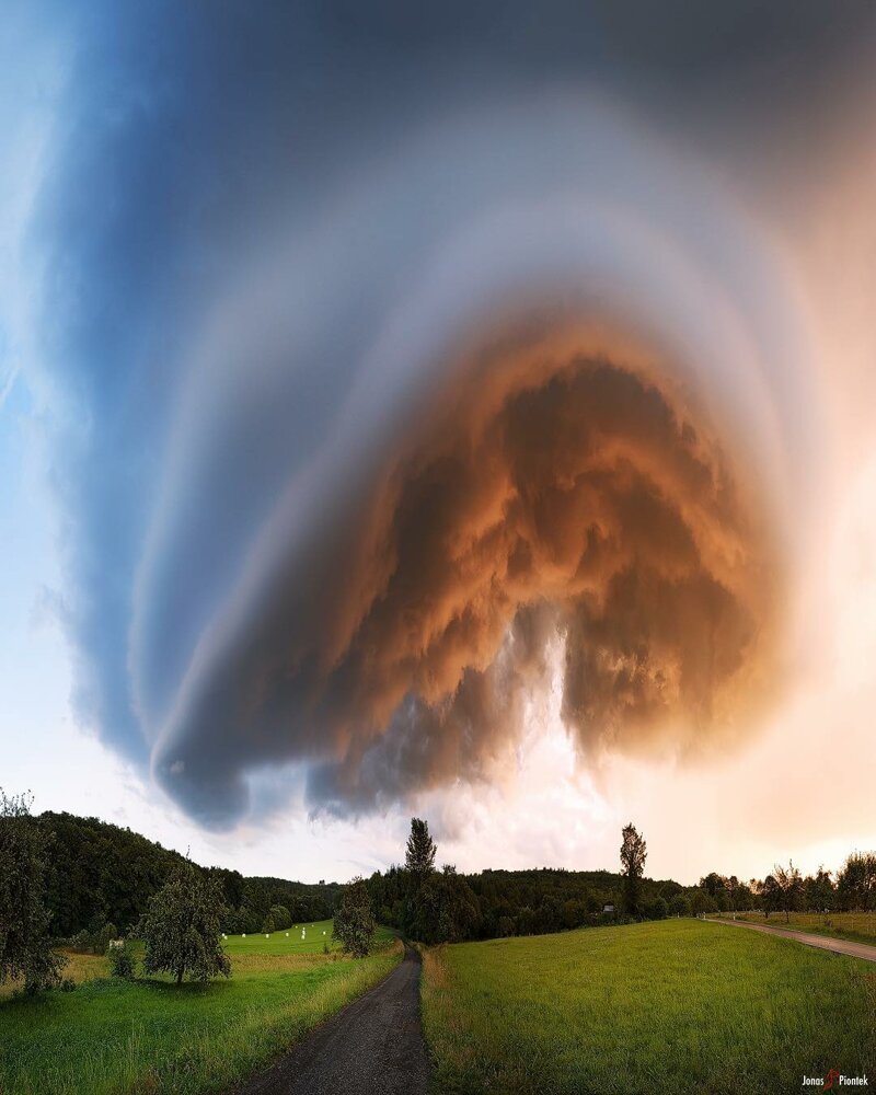 Шельфовое облако обвивается вокруг основания шторма. Разве это не удивительно? 